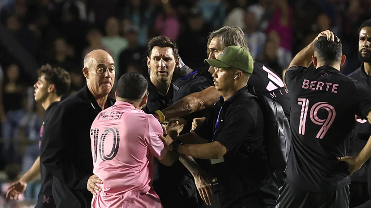 Taraftarlar, Lionel Messi'ye zor anlar yaşattı!