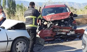 Samsun'da feci kaza! İki araç kafa kafaya çarpıştı: 1 ölü, 10 yaralı #samsun