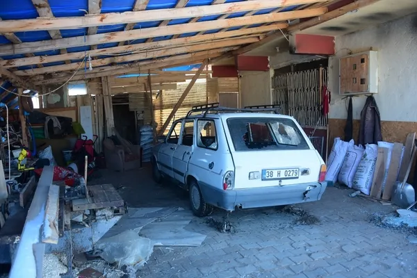 sehit-annesinin-yeni-aldigi-otomobili-baltayla-parcaladi-1642767522359.jpg