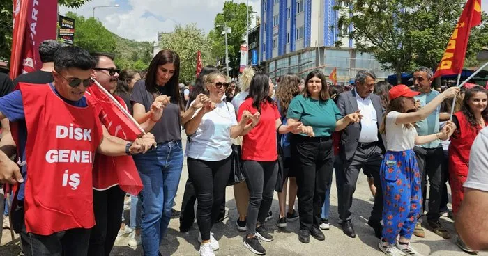Tunceli’de 1 Mayıs halaylarla kutlandı