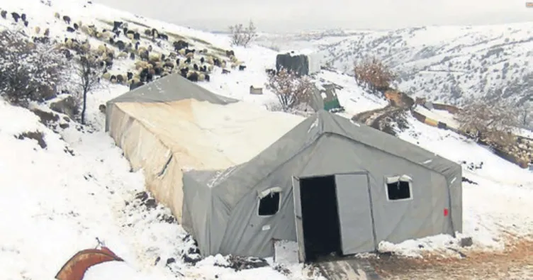 Ahırın çatısı kardan çöktü