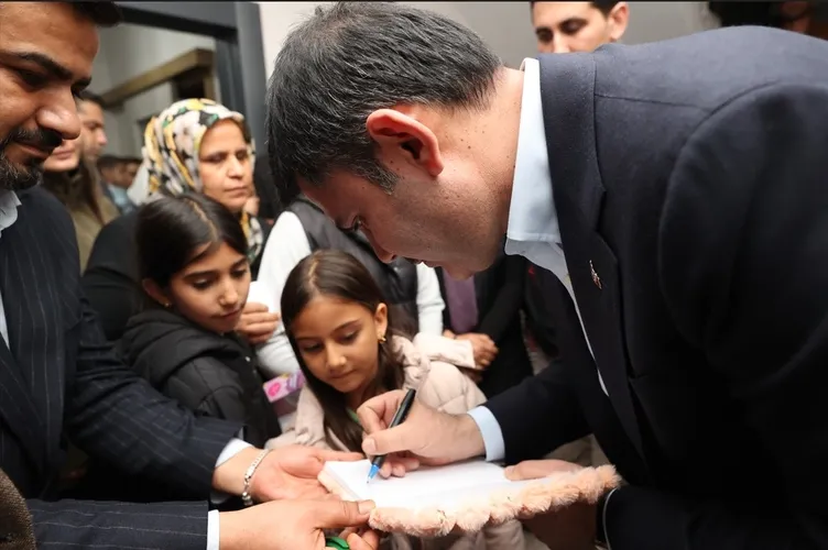 Bakan Murat Kurum’dan Öğretmenler Günü’nde anlamlı ziyaret: Depremde evi yıkılan Başöğretmenin yeni evine misafir oldu!