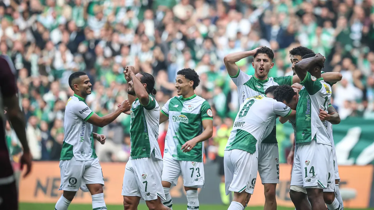 Bursaspor, Bandırmaspor karşısında ilk yarıda fişi çekti!