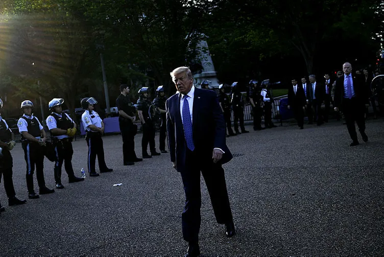 Son dakika! ABD kaosun pençesinde! Trump elinde incil ile...