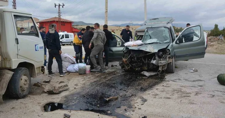 Antalya’da iki kamyonet çarpıştı! 1 ölü