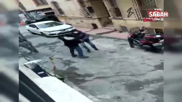 Beyoğlu'nda bir kişinin öldüğü dehşet anları kamerada | Video