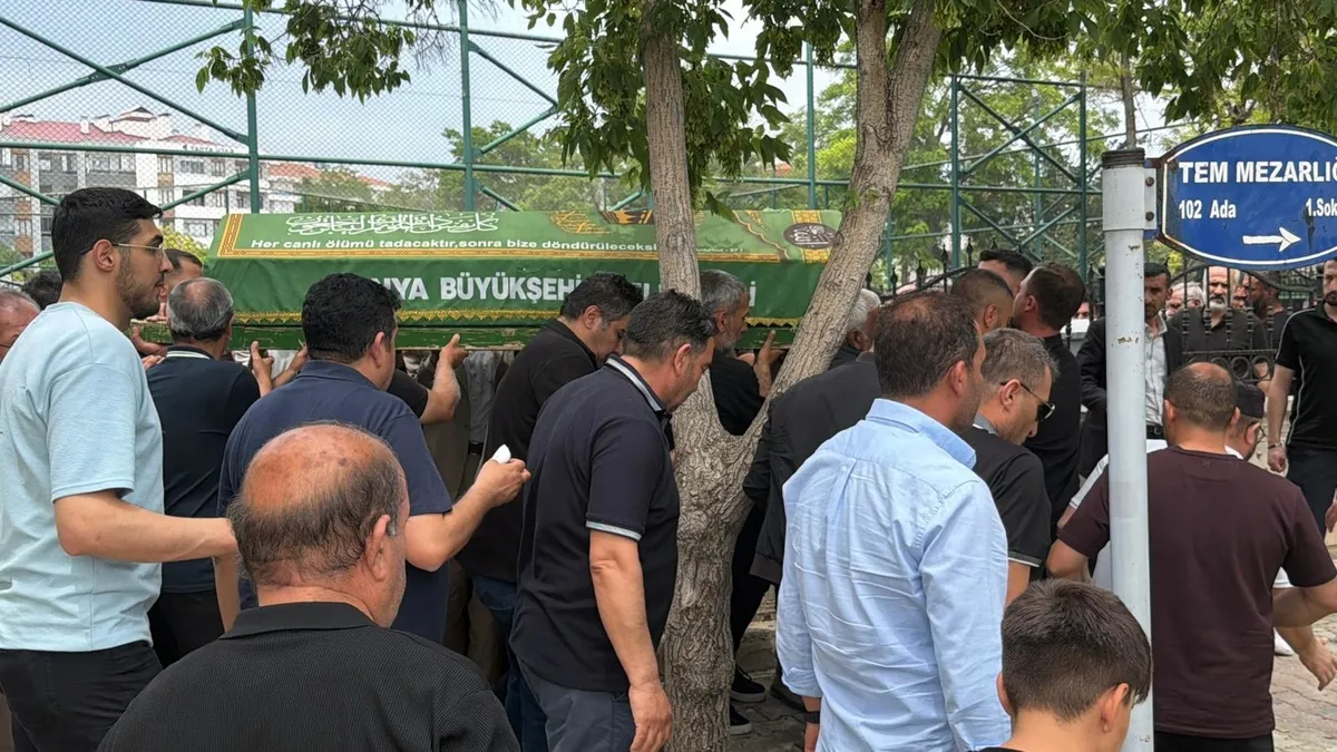 Konya’da boşanma aşamasındaki eşi Ali Sarıkaya tarafından vurulmuştu! 3 çocuk annesi Yüksel Sarıkaya toprağa verildi Konya’da boşanma aşamasındaki eşi Ali Sarıkaya tarafından vurulmuştu! 3 çocuk annesi Yüksel Sarıkaya toprağa verildi