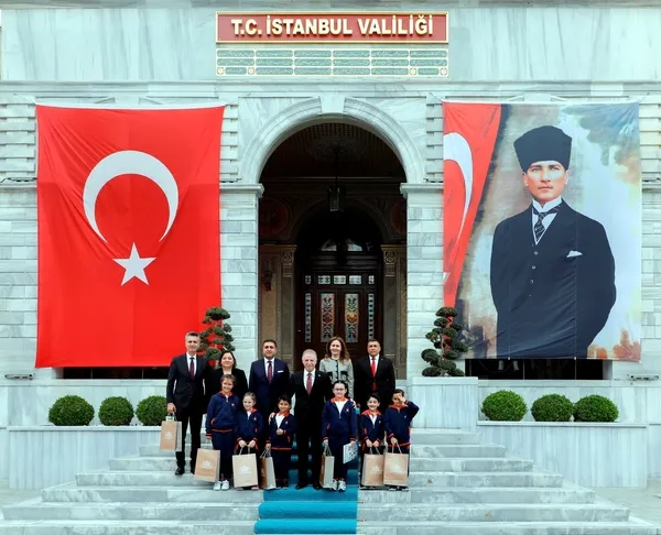 istanbul-valisi-gul-23-nisanda-koltugunu-ilkokul-ogrencisine-devretti-1713880569348.jpg