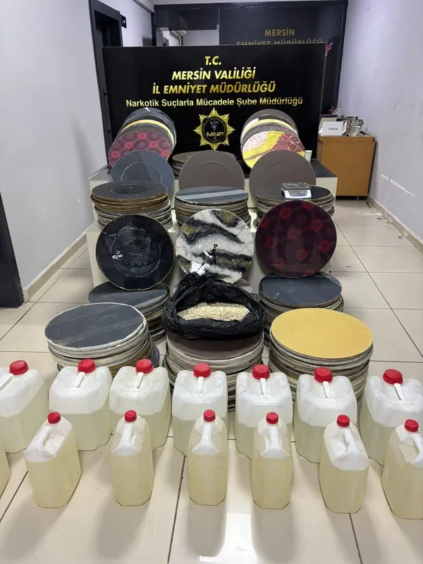 48-kilo-uyusturucu-hap-200-adet-duvar-saati-icinden-cikti-1783508396082.jpg