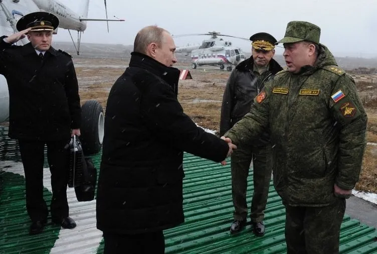 ’Başkomutan’ Putin’den askeri şov
