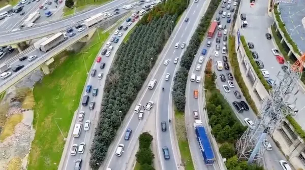 en-kilit-noktada-trafigi-yavaslatiyorlardi-suruculerin-kabusu-seyyar-saticilar-drondan-kacamadi-1772013396603.jpg