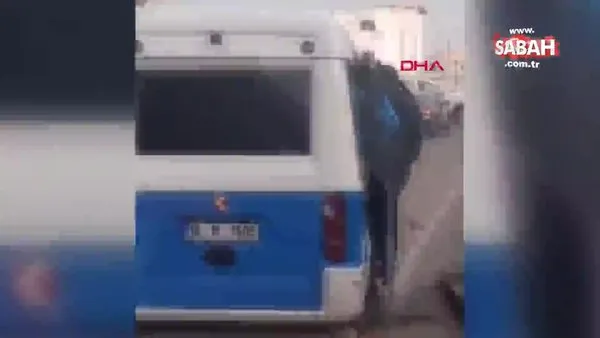 Bursa'da trafikte akılalmaz görüntü! Yolcuları salkım saçak taşıyan minibüs kamerada... | Video