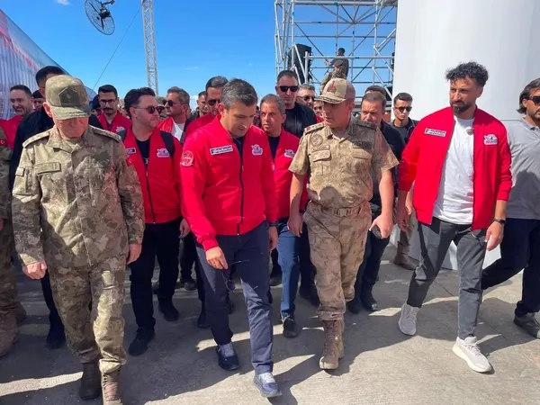 selcuk-bayraktar-sanliurfaya-geldi-teknofest-oncesi-son-hazirliklari-inceledi-1790698491942.jpg