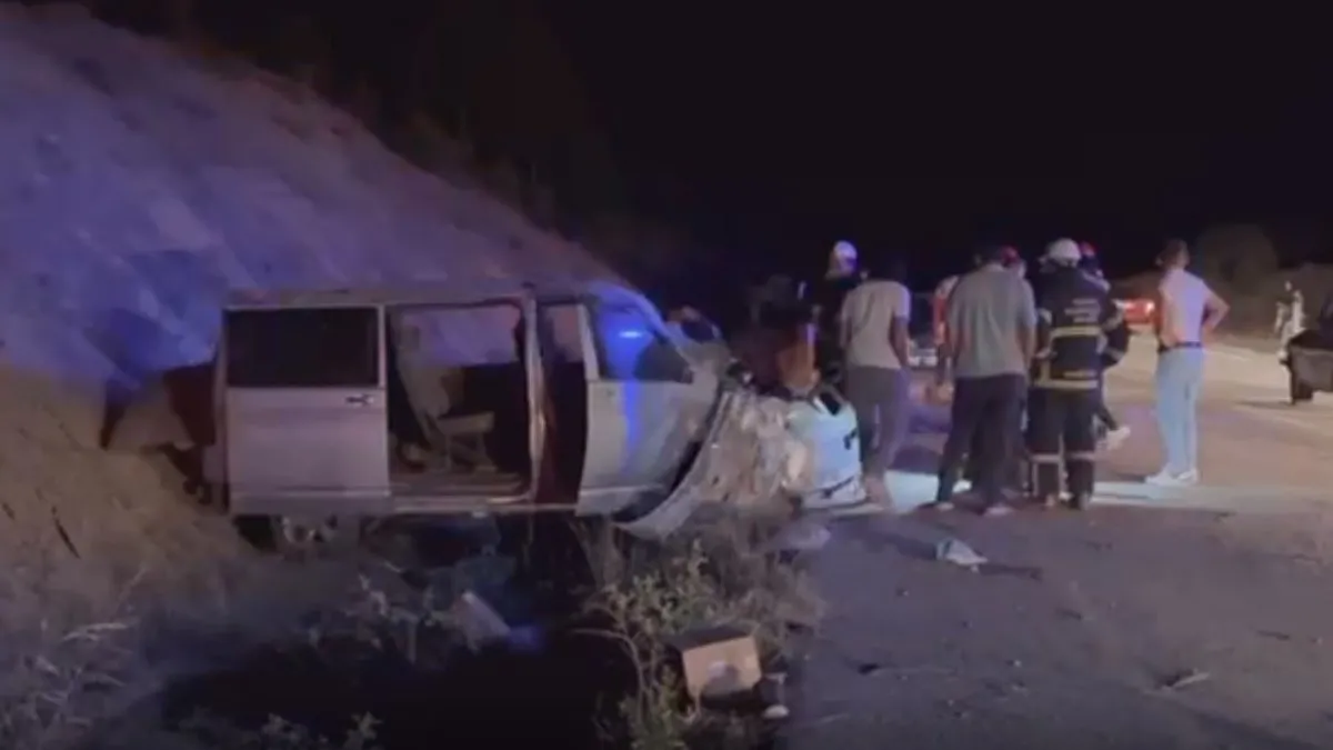 Kütahya'da kamyonet ile otomobil çarpıştı: 1 ölü 2 yaralı Kütahya'da kamyonet ile otomobil çarpıştı: 1 ölü 2 yaralı