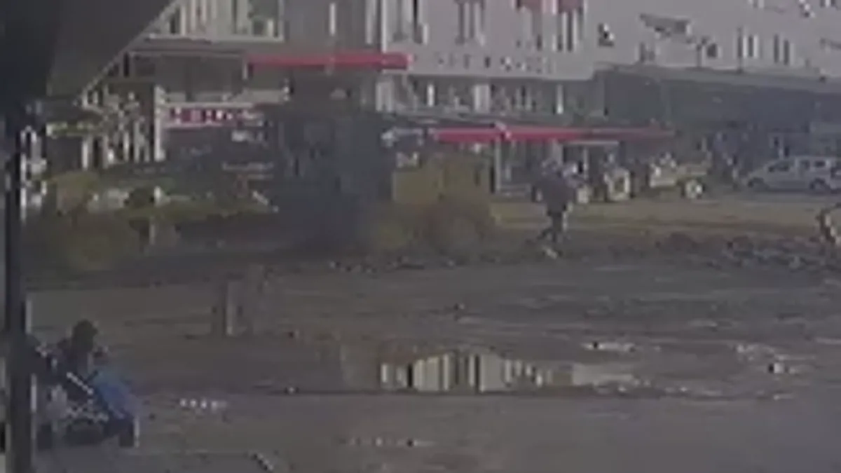 Antalya’da feci kaza kamerada: Dozer belediye çalışanını ezdi geçti! Antalya’da feci kaza kamerada: Dozer belediye çalışanını ezdi geçti!