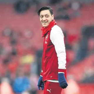 Irkçı Almanların hedefi yine Mesut Özil
