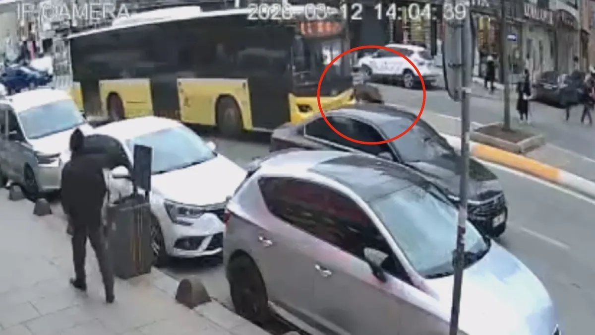 Sultanbeyli’de İETT dehşeti: Çarptığı yaya ağır yaralandı! Kaza anı kamerada Sultanbeyli’de İETT dehşeti: Çarptığı yaya ağır yaralandı! Kaza anı kamerada