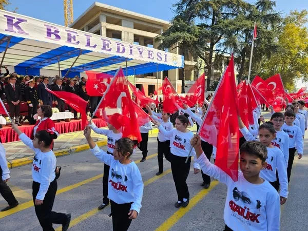 golcukte-cumhuriyetin-101-yili-coskuyla-kutlandi-1730299067951.jpg