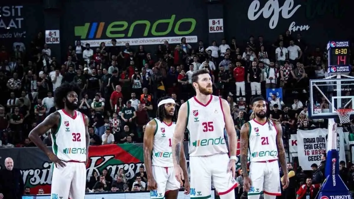 Karşıyaka basketbol takımını temsil eden yeşil-kırmızılı logodan bir kesit.