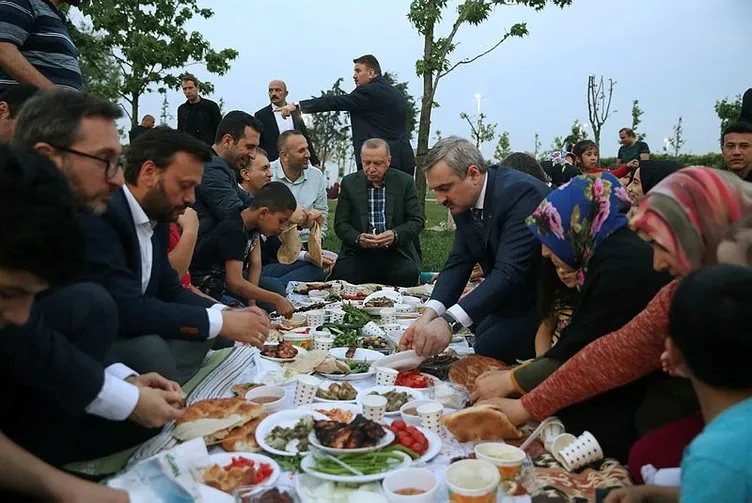 Başkan Erdoğan vatandaşlarla Zeytinburnu sahilde iftar yaptı