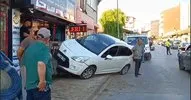 Direksiyon hakimiyetini kaybeden sürücü işyerine daldı!