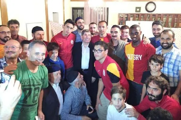Galatasaraylı futbolcular Kadir Gecesi’nde camiye koştular