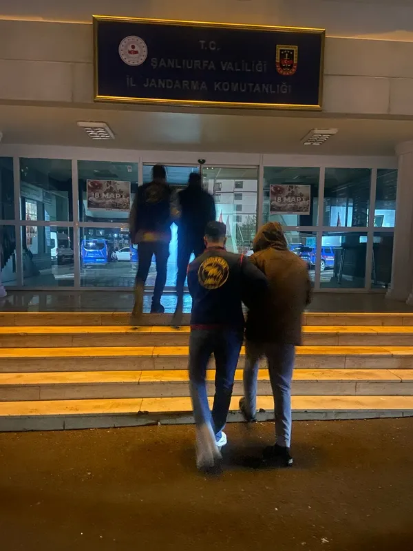 sanliurfada-otoyolda-tira-silahli-saldiri-5-gozalti-1742735974755.jpg
