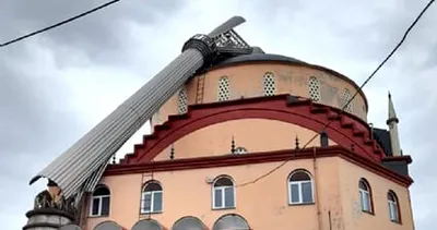Fırtına caminin minaresini devirdi