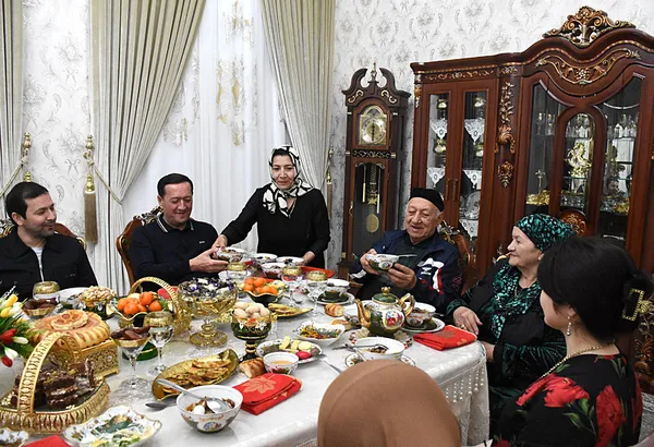 ozbekler-ramazanda-agiz-acar-denilen-iftar-sofralarinda-bir-araya-geliyor-1743075281247.jpeg