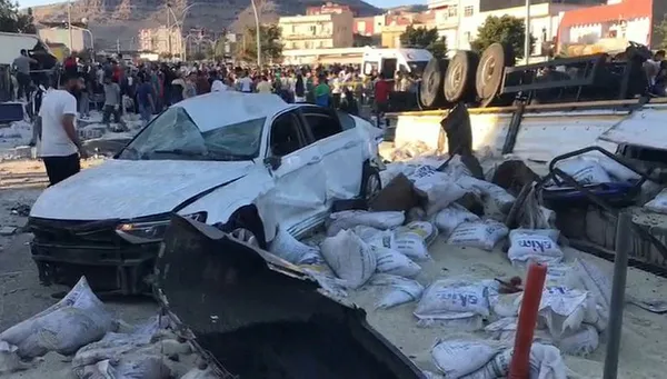 son-dakika-mardinde-tir-dehset-sacti-16-kisi-hayatini-kaybetti-cok-sayida-yarali-var-kaza-anindan-korkunc-goru-1661019718654.jpg
