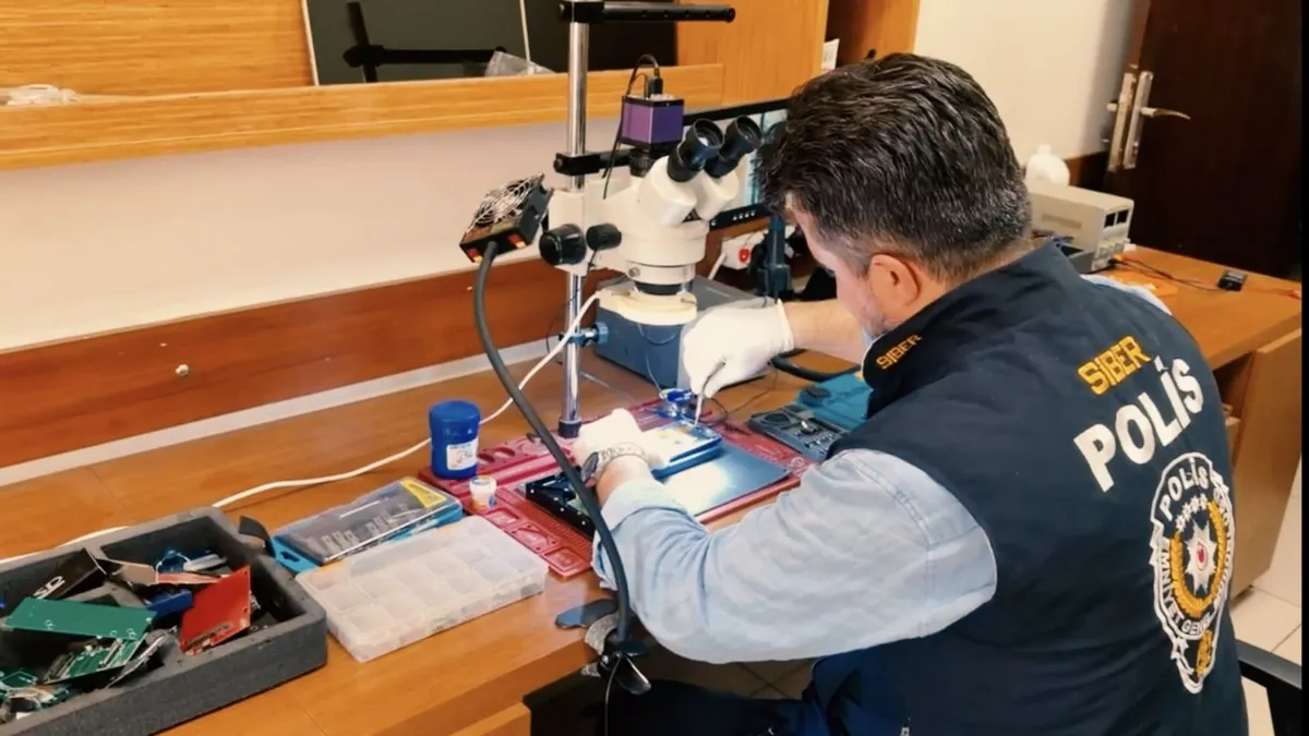 Gaziantep’te siber dolandırıcılık operasyonu: 58 şüpheli yakalandı Gaziantep’te siber dolandırıcılık operasyonu: 58 şüpheli yakalandı