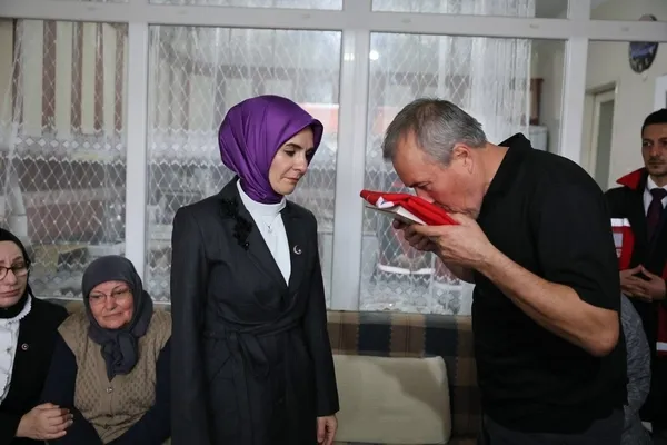 bakan-goktastan-sehit-ailesine-anlamli-ziyaret-devlet-yaninizda-1764428641274.jpg