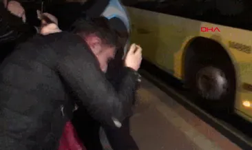 Son dakika haberi: Taciz şüphesiyle Metrobüs yolcusunu feci dövdüler!