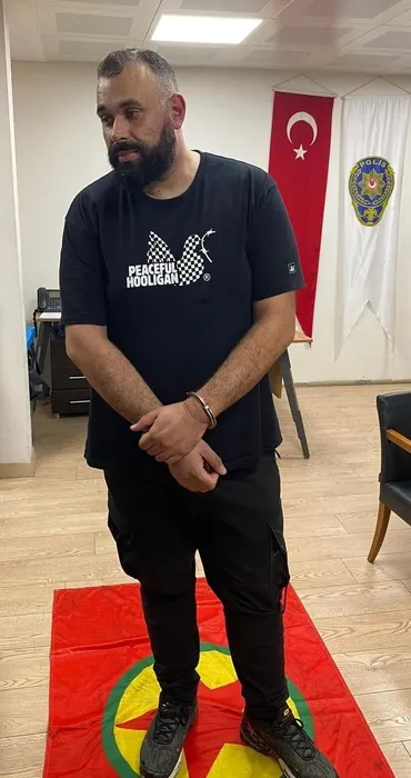 Yunan PAOK taraftarının terör propagandası engellendi: PKK paçavrasıyla kıskıvrak yakalandı!