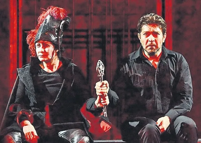 Faust sahneye böyle yakışır – İLKER GEZİCİ