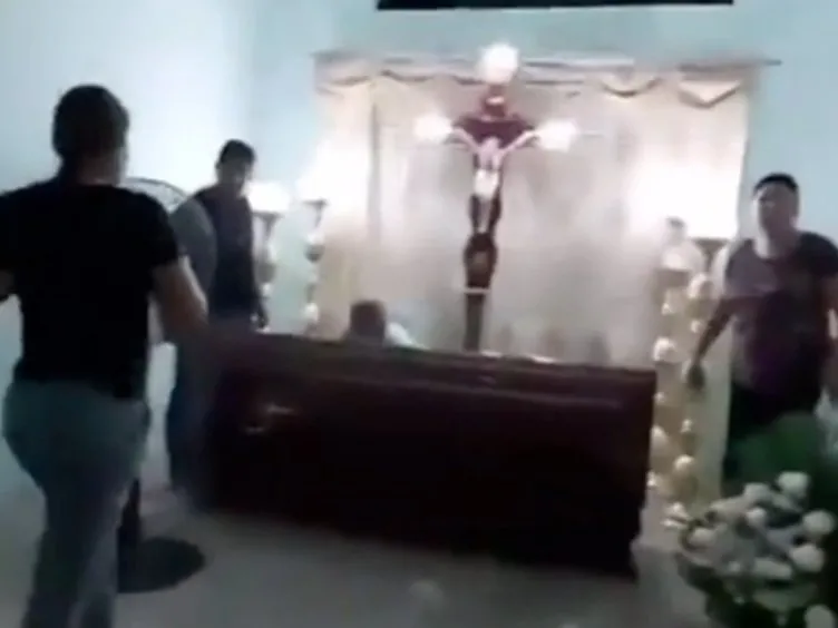 Öldü sanılan kadın tabutta dirildi! Cenaze töreni kameralara böyle yansıdı