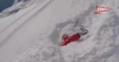 Karda dizlerine kadar baş aşağı gömülü kadını böyle kurtardı | Video