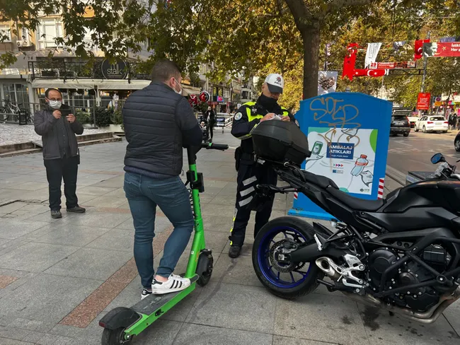 istanbulda-elektrikli-scooter-denetimi-polis-affetmedi-1635678073853.jpg