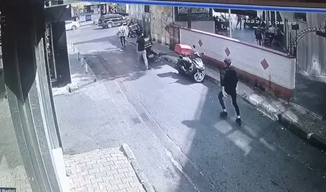 istanbulda-film-gibi-olay-biber-gazi-sikip-arabaya-bindirdiler-1660462036668.jpg