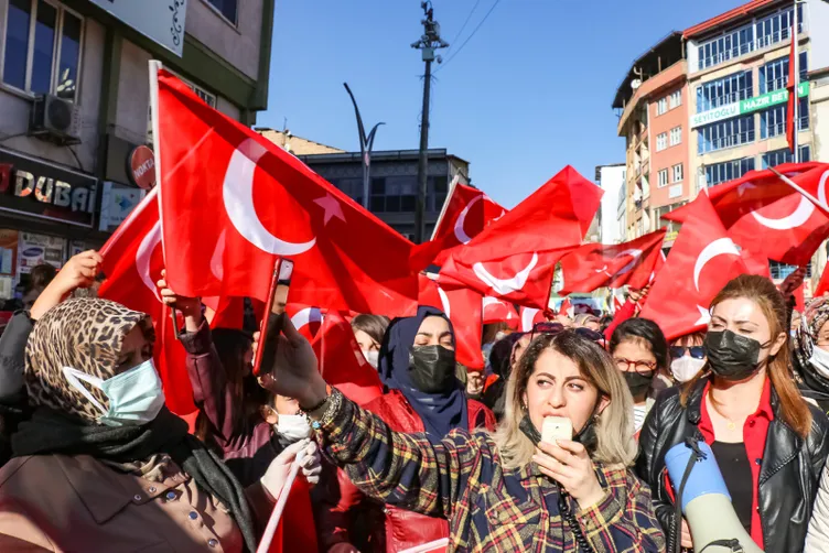 SON DAKİKA HABERİ: Hakkari'de bayraklı protesto! Kadınlardan Diyarbakır annelerine destek...