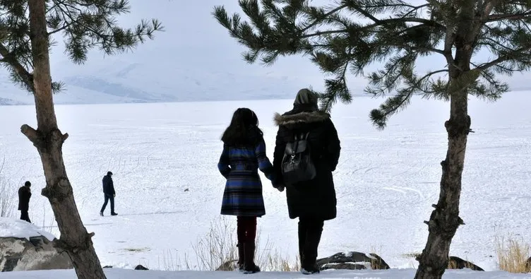 Buz tutan Çıldır Gölü’ne turist ilgisi
