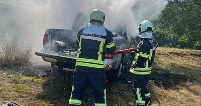 Bartın'da kamyonet yangını! Araç kullanılmaz hale geldi #bartin