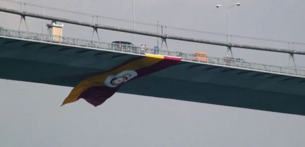 Galatasaray bayrağı Boğaziçi Köprüsü’nde