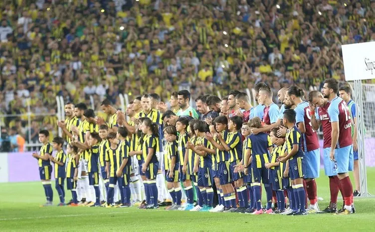 Fenerbahçe - Trabzonspor maçında protokol tribününde gerginlik