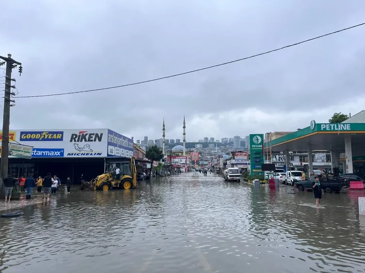 Son dakika! Samsun selle boğuşuyor! İnanılmaz görüntüler: İşe sandalla gittiler... Okullar tatil!