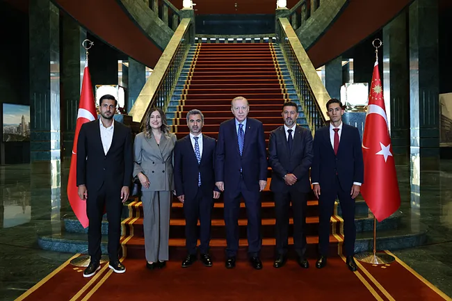 son-dakika-baskan-erdogan-trendyol-super-lige-cikan-takimlarin-yonetici-teknik-heyet-ve-sporcularini-kabul-ett-1786626962501.jpeg