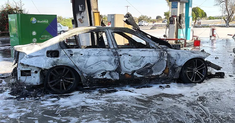 İzmir’de feci kaza! Akaryakıt pompasına çarpan otomobil küle döndü: 2 yaralı