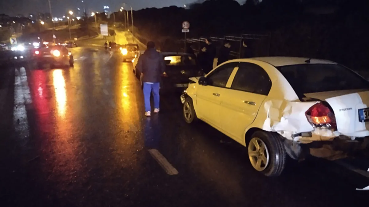 Maltepe’de 4 araçlı zincirleme kaza: 1 yaralı Maltepe’de 4 araçlı zincirleme kaza: 1 yaralı