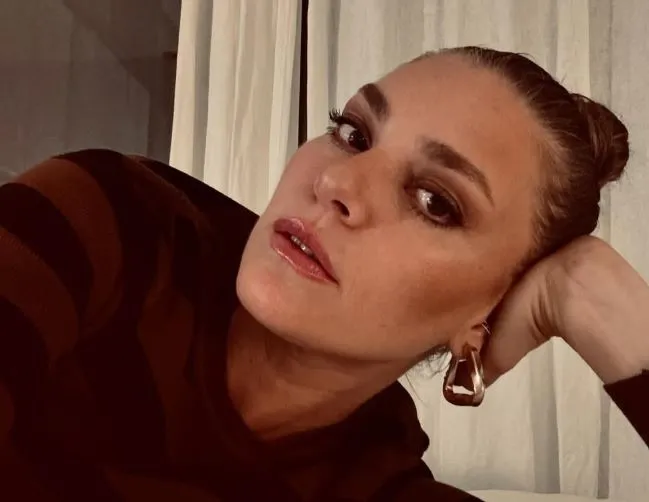 Aslı Enver minik kızı Elay ile Londra’nın altını üstüne getirdi! Küçük gezgin ile paylaşımlarına beğeni yağdı