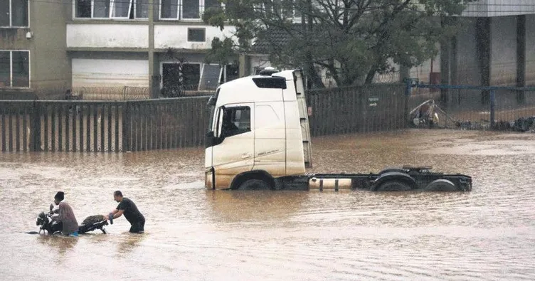 Üç ülke sele teslim: 594 ölü